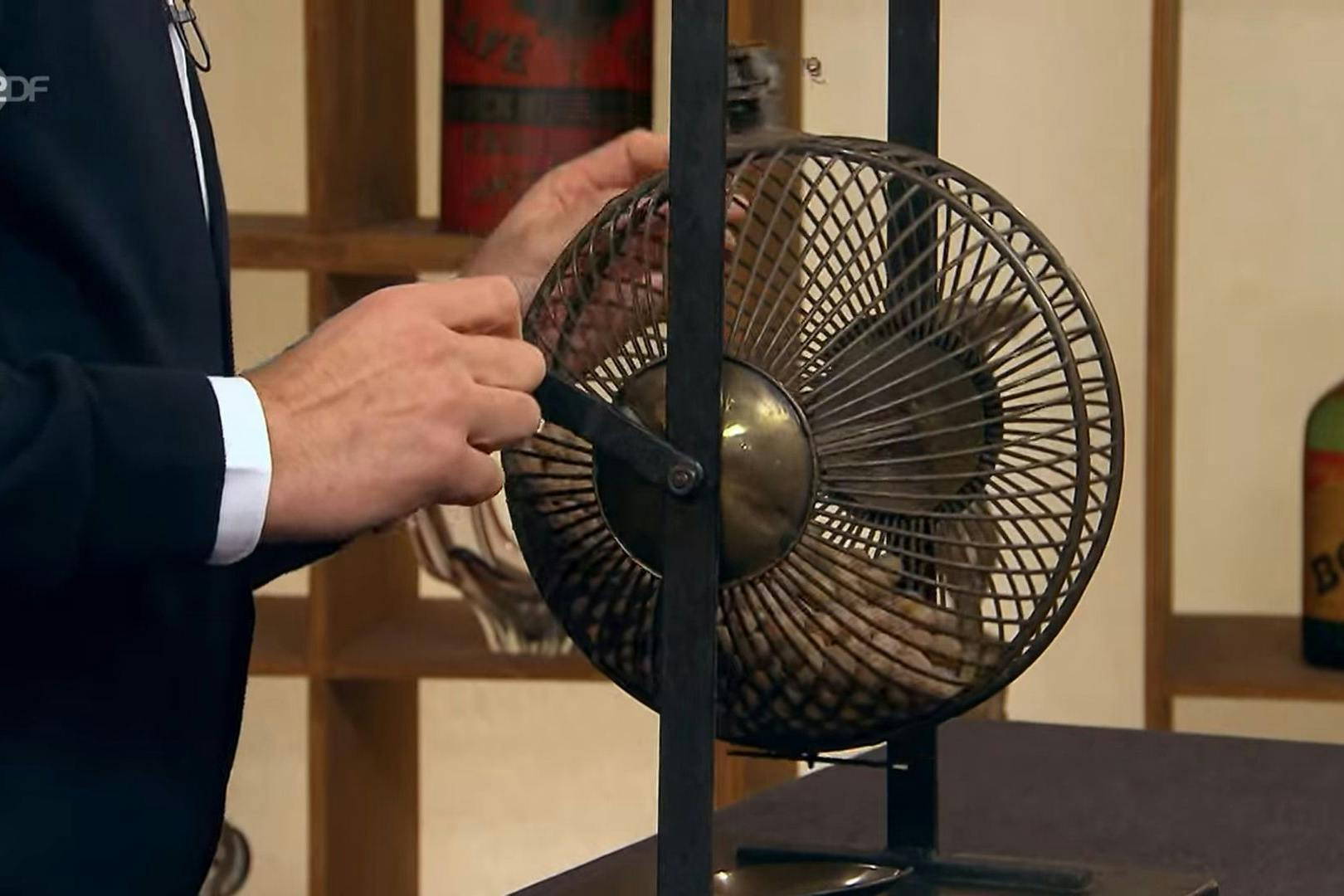 Bares für Rares: Sieht aus wie eine Lostrommel - für Horst Lichter und seinen Experten Detlev Kümmel ist's ein Bällebad für Hamster ...