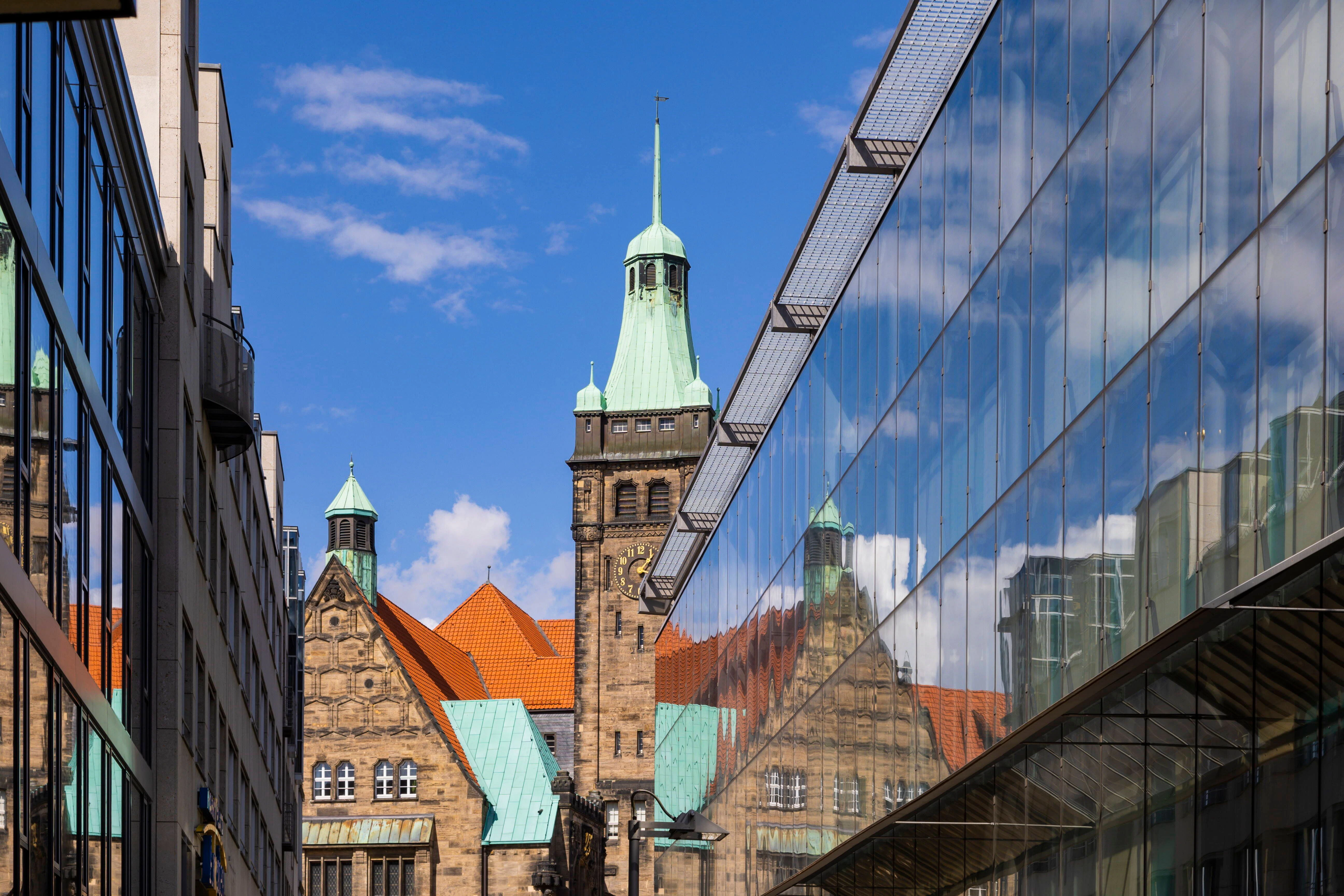 Die Chemnitzer Innenstadt, wo historische Gebäude (Rathaus) und gesichtslose Nachwendearchitektur aufeinandertreffen.