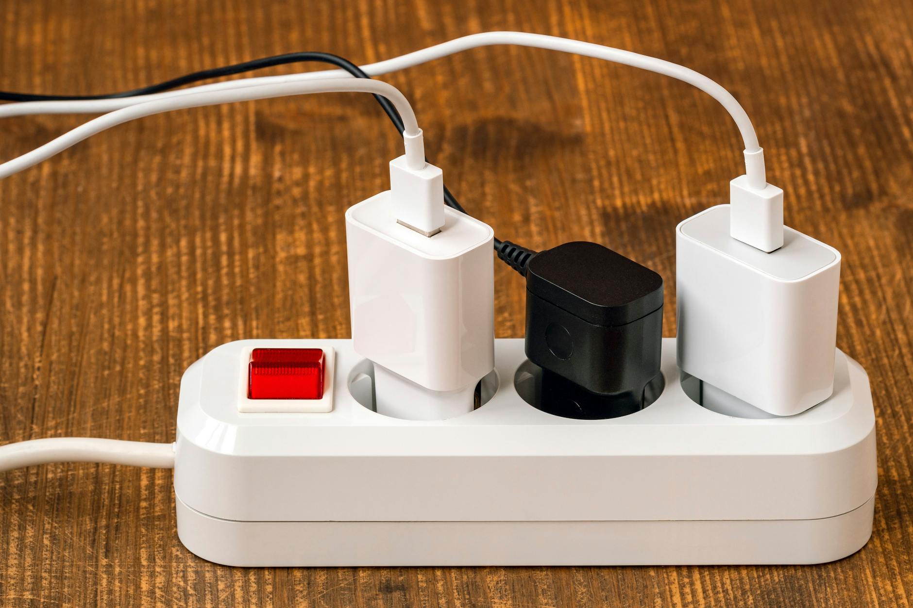 Das Ausschalten der Steckdosenleisten spart Energie – und Geld.