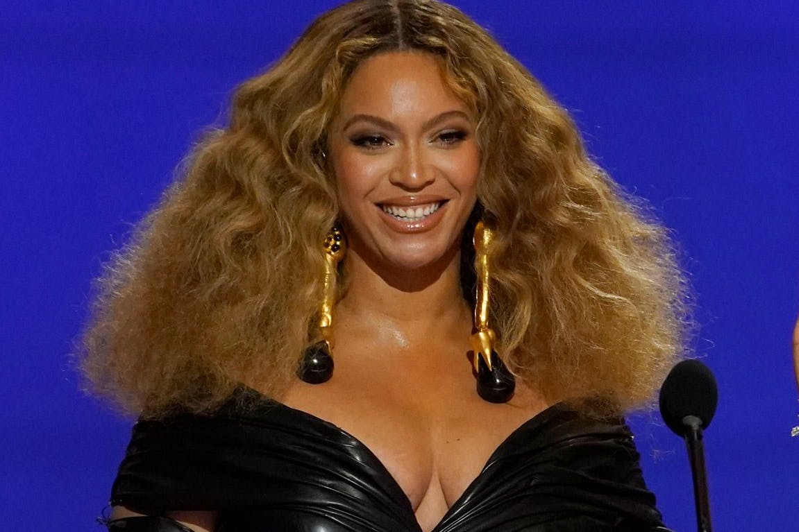 Beyoncé bei den Grammys 2021.