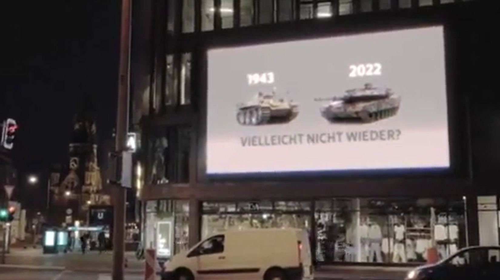 Image - Manipuliert! Panzer-Video auf Berliner Reklametafel ist gefälscht