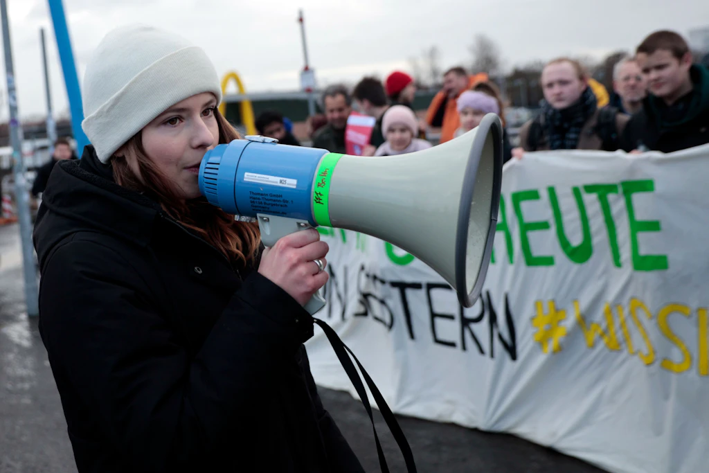 Luisa Neubauer auf Berliner Demo: „Das Wetter ist wie die Politik der FDP – bescheiden“