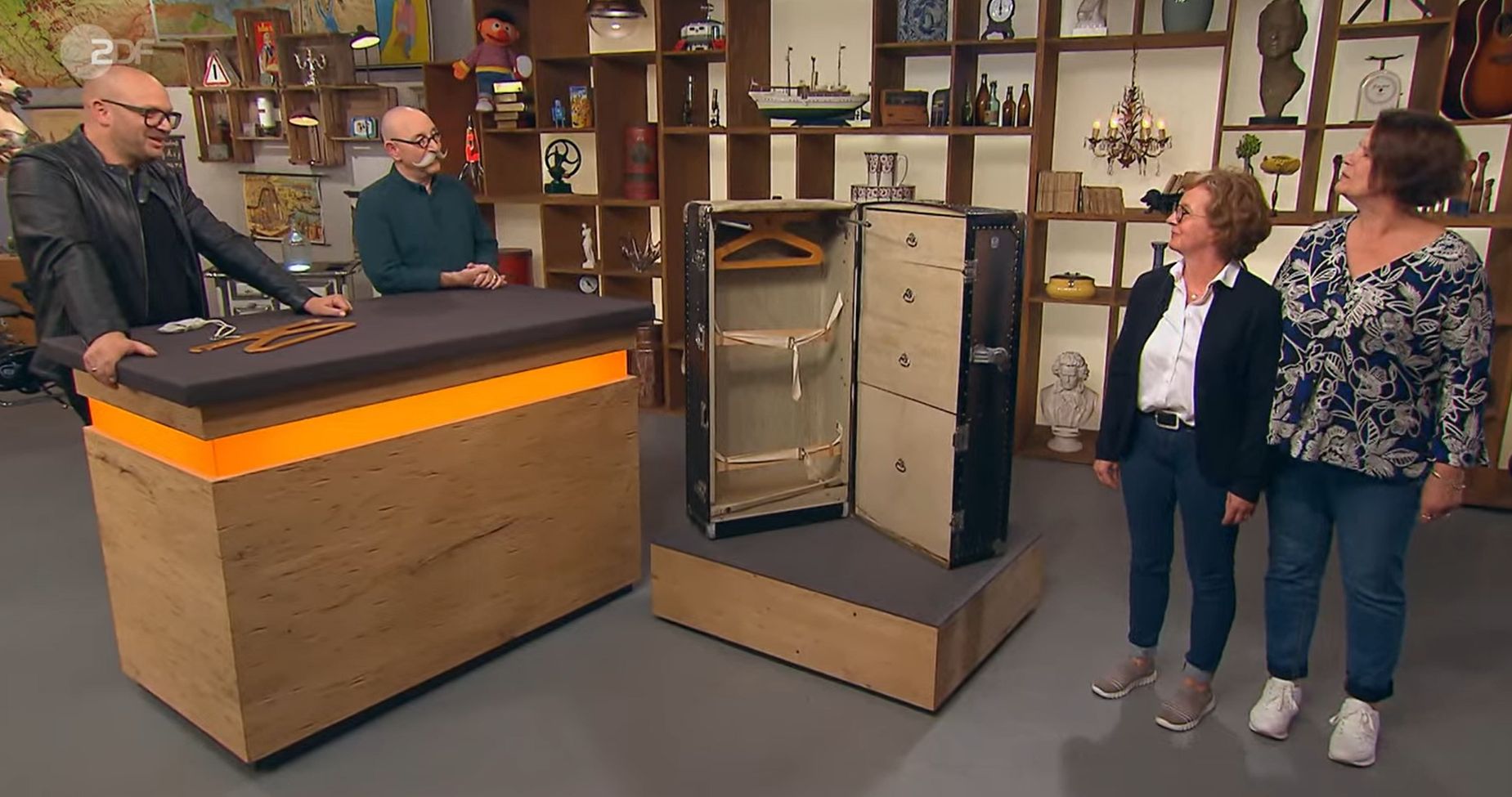 Bares für Rares: Geht DIESER alte Schrank-Koffer für DIESE stolze Summe auf seine letzte Reise?