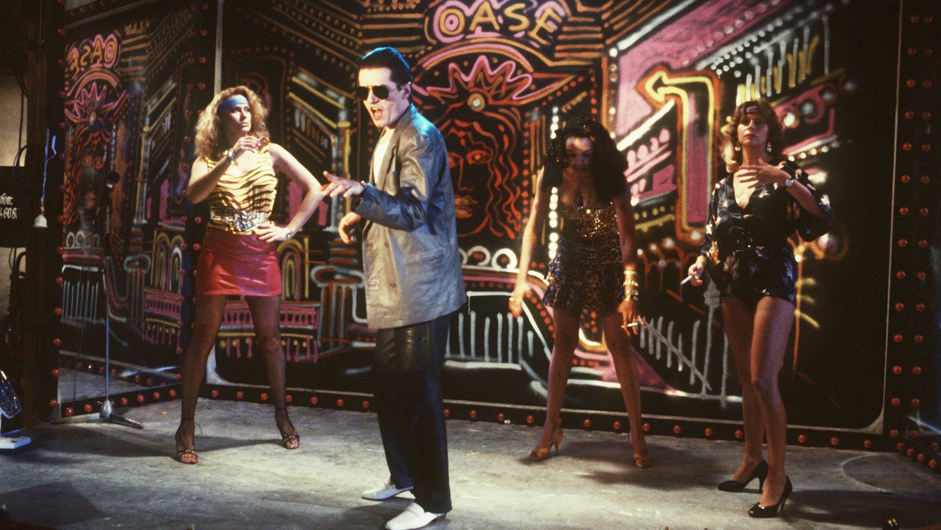 Der österreichische Pop-Sänger Falco steht bei einem Auftritt auf der Bühne.