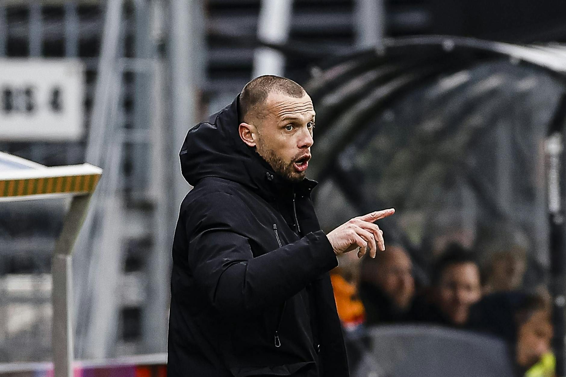 Nach einem 4:1-Sieg bei Excelsior Rotterdam beschlossen die Ajax-Bosse, dass Ex-Hertha-Profi John Heitinga bis zum Saisonende Cheftrainer bleibt.