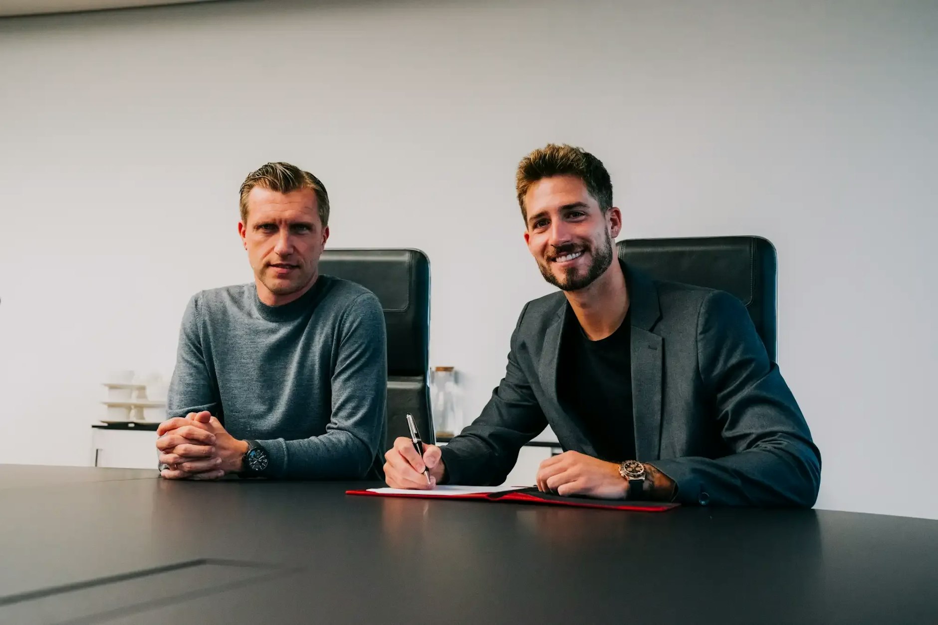 Eintrachts-Boss Markus Krösche freut sich: Kevin Trapp verlängert vorzeitig in Frankfurt. 