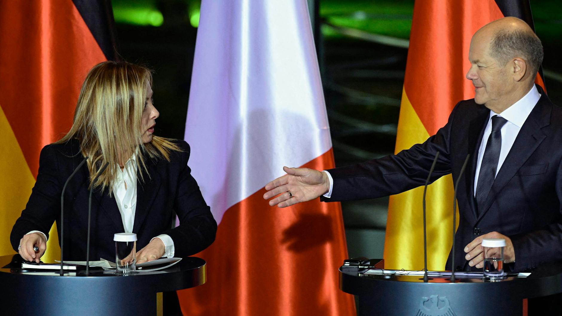 Die Bundesregierung will auch mit der neuen italienischen Führung unter der rechtsradikalen Regierungschefin Giorgia Meloni eng kooperieren - Scholz reicht Meloni die Hand.