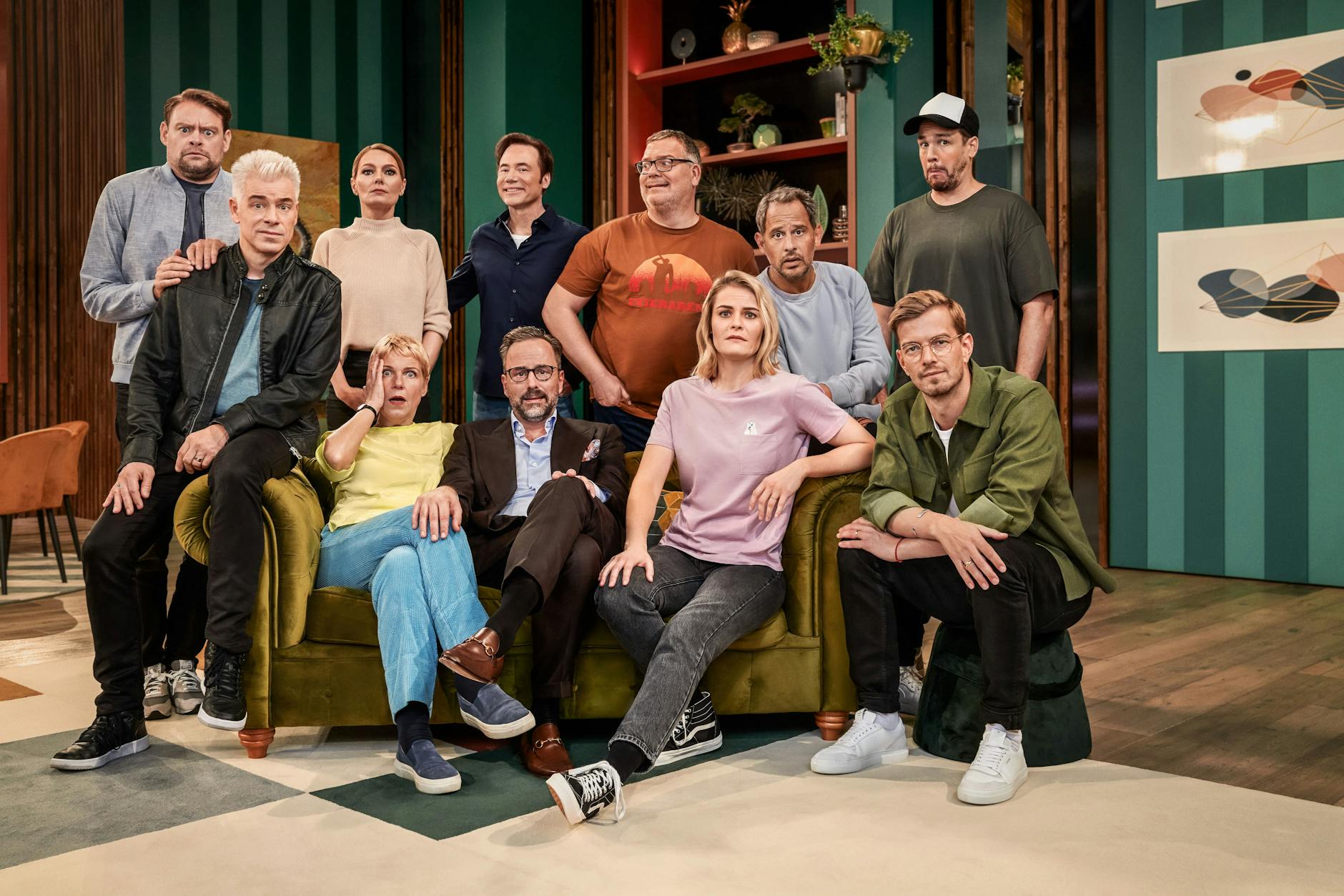 Sie stellen sich dem Nicht-Lachen-Wettkampf: Max Giermann, Michael Mittermeier, Martina Hill, Cordula Stratmann, Kurt Krömer, Elton, Hazel Brugger, Moritz Bleibtreu, Joko Winterscheidt und Jan van Weyde (v.l.n.r.). Spielleiter ist und bleibt Michael „Bully“ Herbig (hintere Reihe, der Vierte von links).