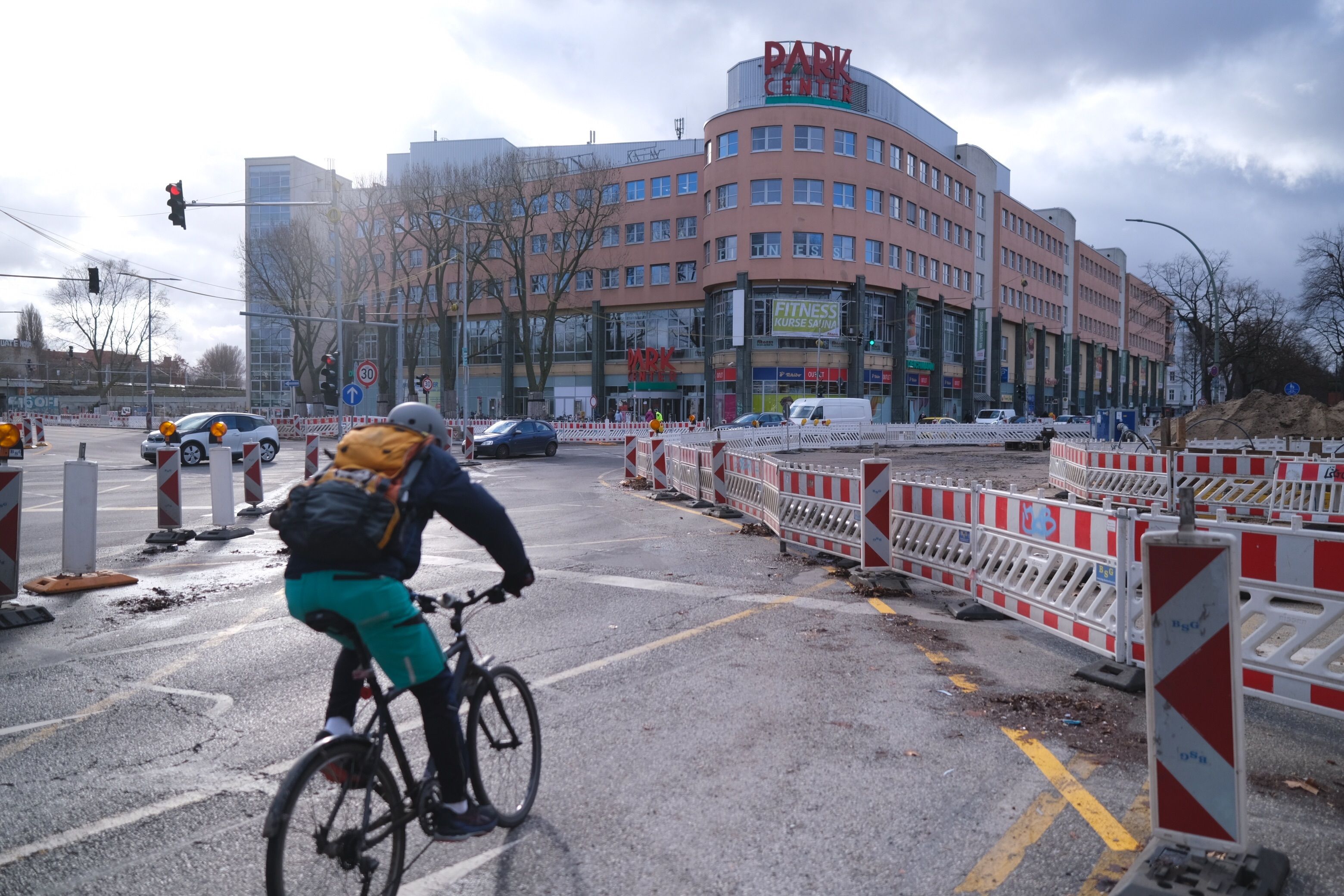 Unfall In Treptow-Köpenick: Radfahrerin Von Lkw Angefahren Und Verletzt