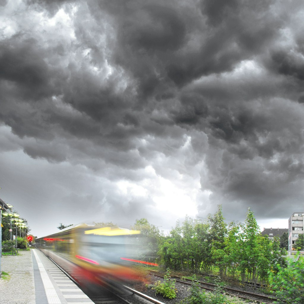 Amtliche Wetterwarnung: Sturmböen fegen durch Berlin, S-Bahnen unterbrochen