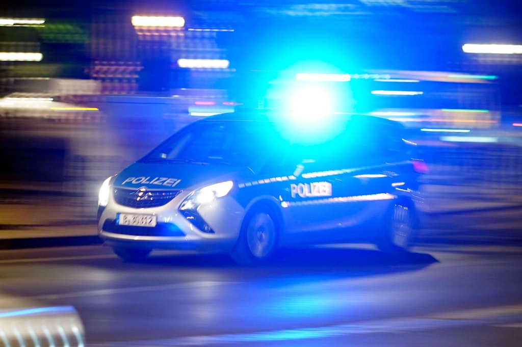 Neukölln: 19-jähriger Autofahrer kracht in Polizeiwagen