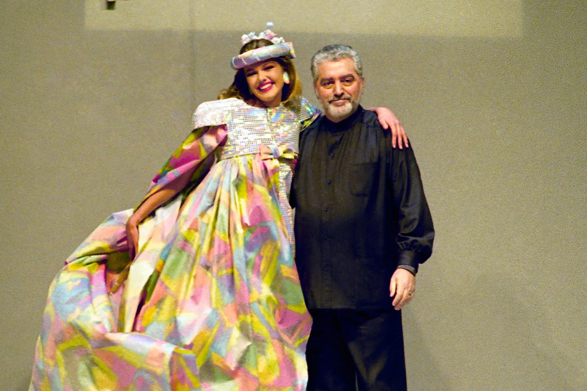 Modedesigner Paco Rabanne 1991 einem Modell auf dem Laufsteg. Er starb jetzt im Alter von 88 Jahren.