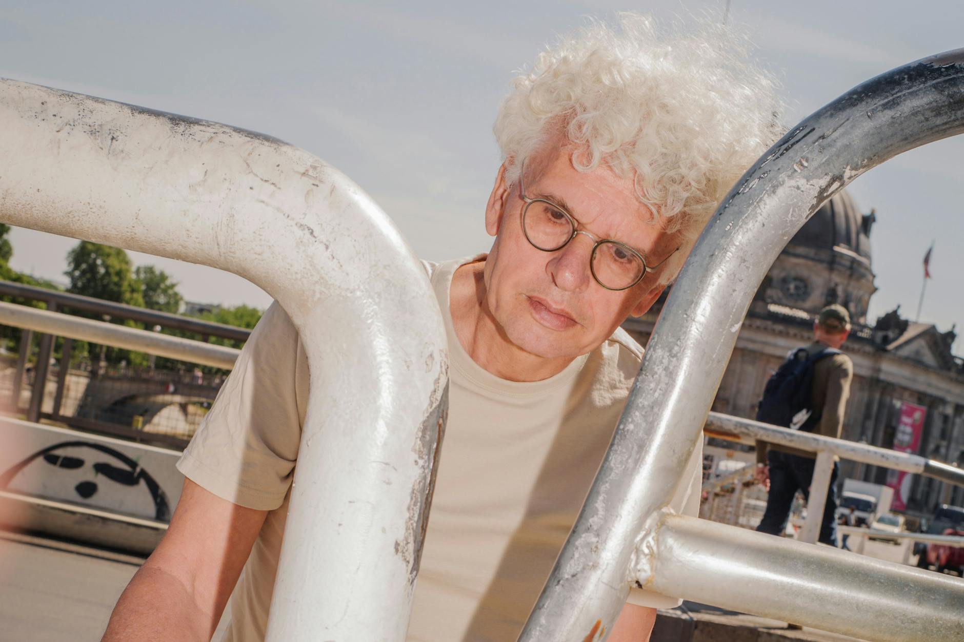 Eigentlich ist diese irre Situation nicht zu fassen: Fußgängeraktivist Roland Stimpel begutachtet im Sommer die Anschlussstellen.