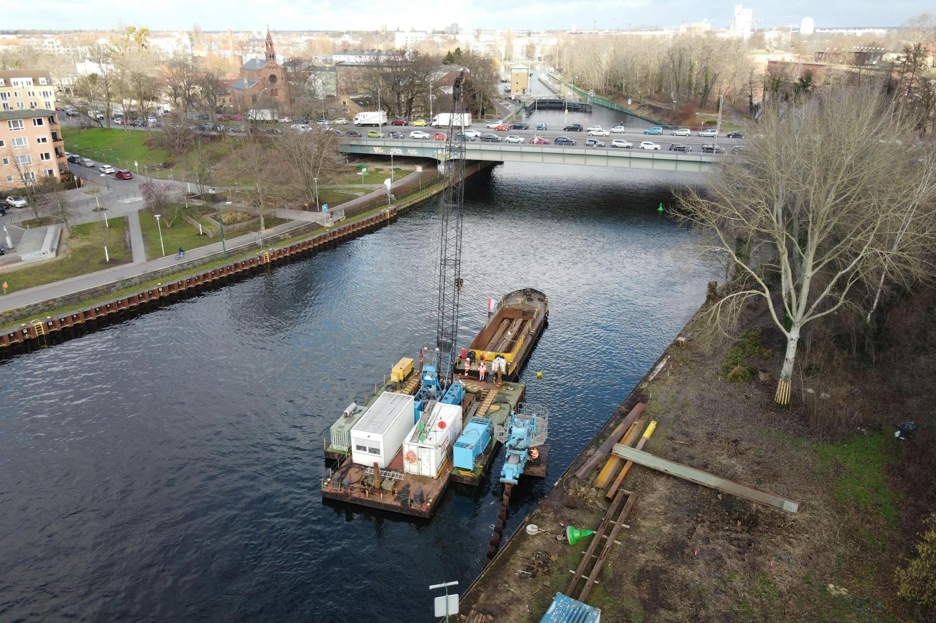 Ein schwimmender Bauzug wartet auf der Havel in Spandau auf seinen Einsatz. Er wird dafür eingesetzt, das Spandauer Horn an der Spreemündung wegzubaggern. Im Hintergrund die Juliusturmbrücke.