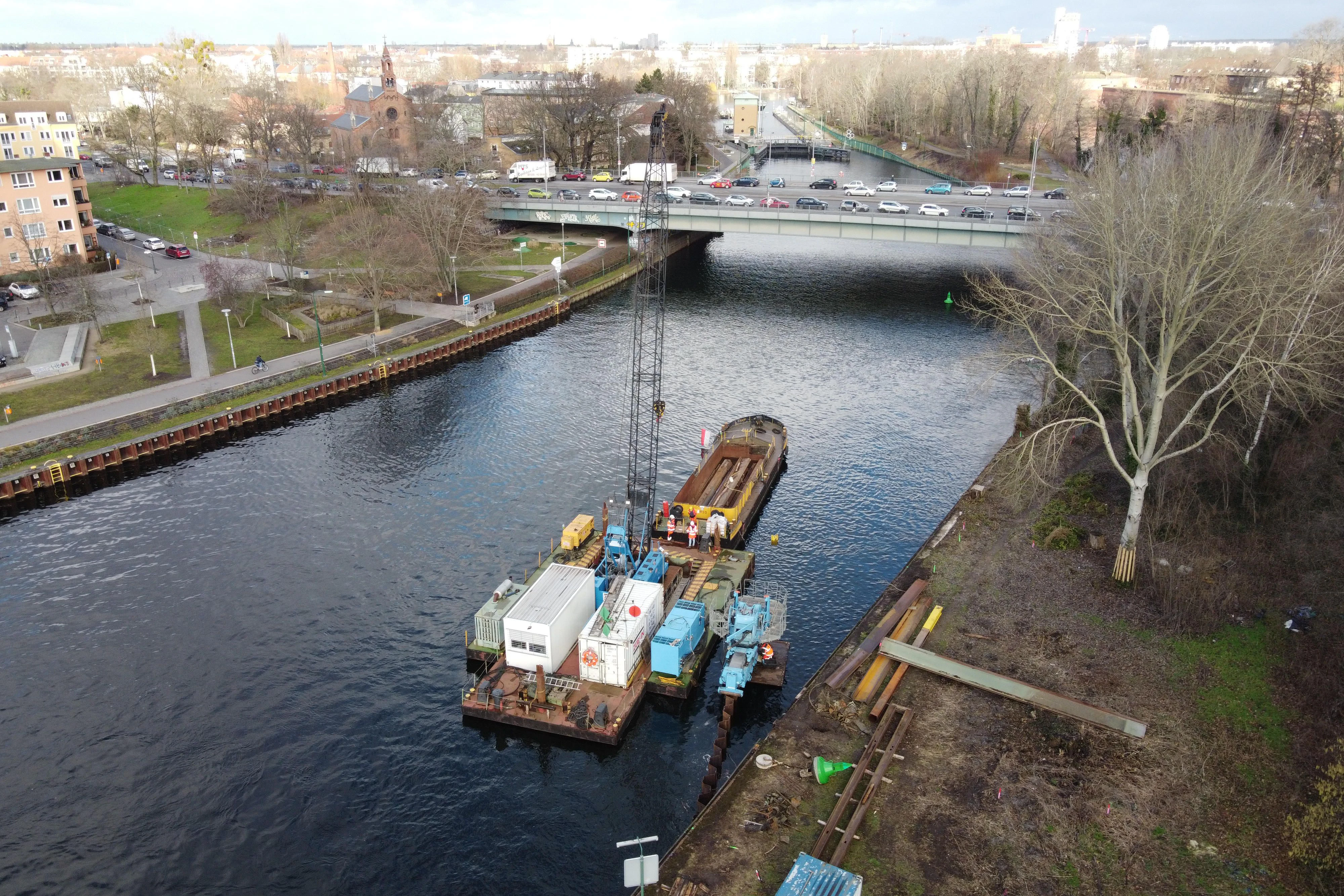 Ein schwimmender Bauzug wartet auf der Havel in Spandau auf seinen Einsatz. Er wird dafür eingesetzt, das Spandauer Horn an der Spreemündung wegzubaggern. Im Hintergrund die Juliusturmbrücke.