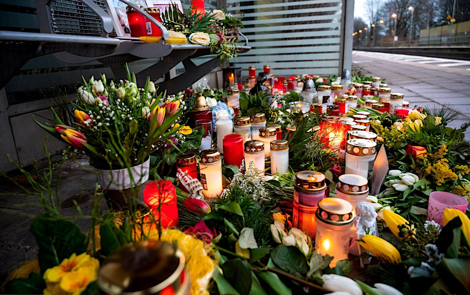 Bei einer Messerattacke in einem Regionalzug von Kiel nach Hamburg wurden am 25.01.2023 in Brokstedt zwei junge Menschen getötet und fünf verletzt.  