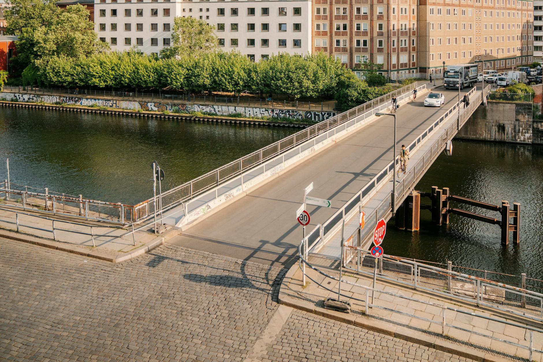 Irrer Innenstadt-Dschungel mit Wurzeln in der DDR: Die Kreuzung Ebertsbrücke in Berlin-Mitte trägt den Titel „dümmste Kreuzung von Berlin“.