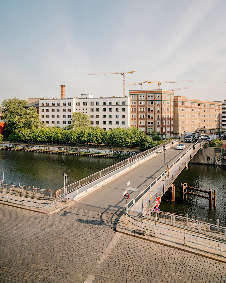 Irrer Innenstadt-Dschungel mit Wurzeln in der DDR: Die Kreuzung Ebertsbrücke in Berlin-Mitte trägt den Titel „dümmste Kreuzung von Berlin“.