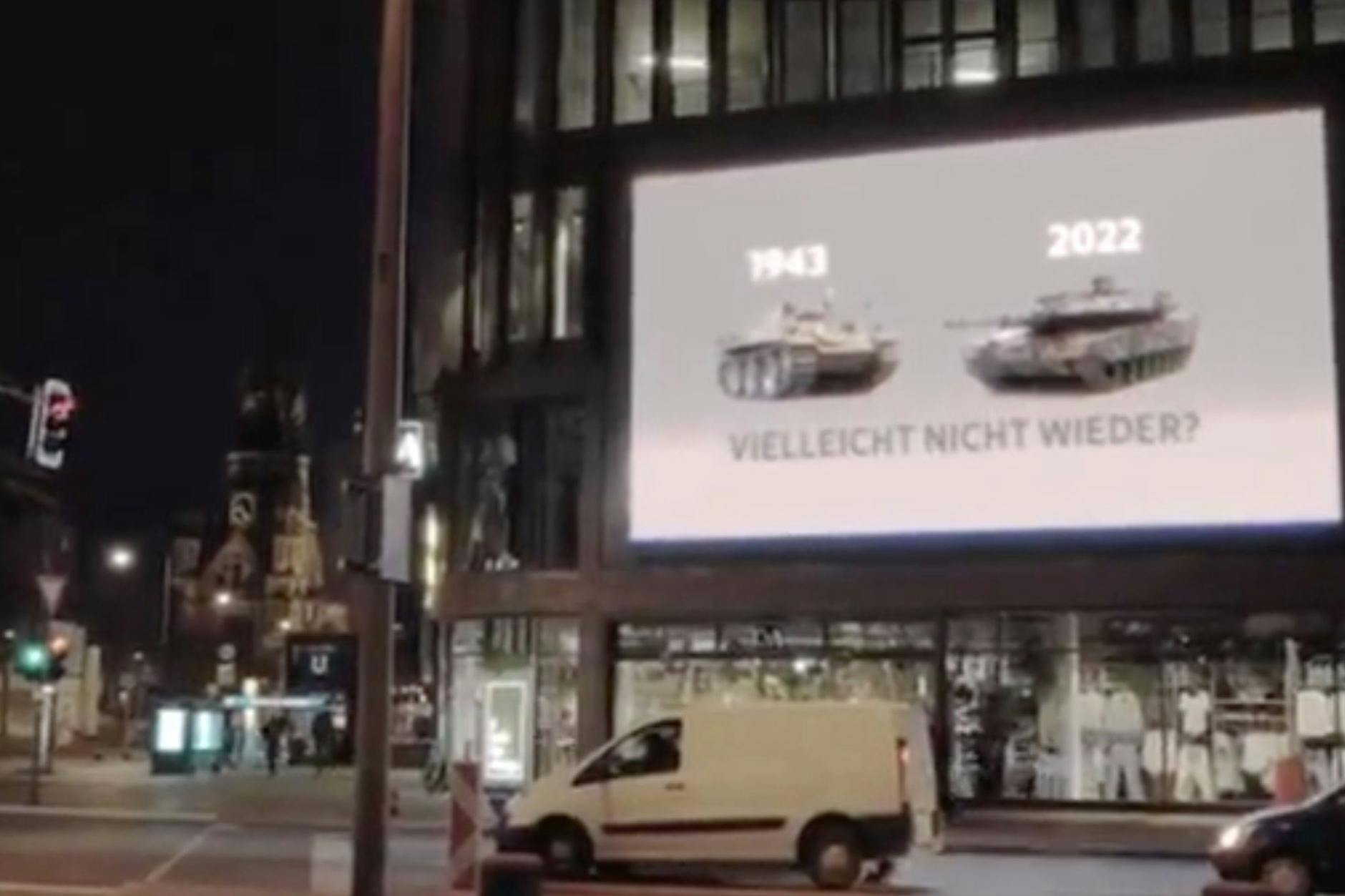 Das Panzer-Video auf der Werbetafel am Kudamm ist aller Wahrscheinlichkeit nach manipuliert.