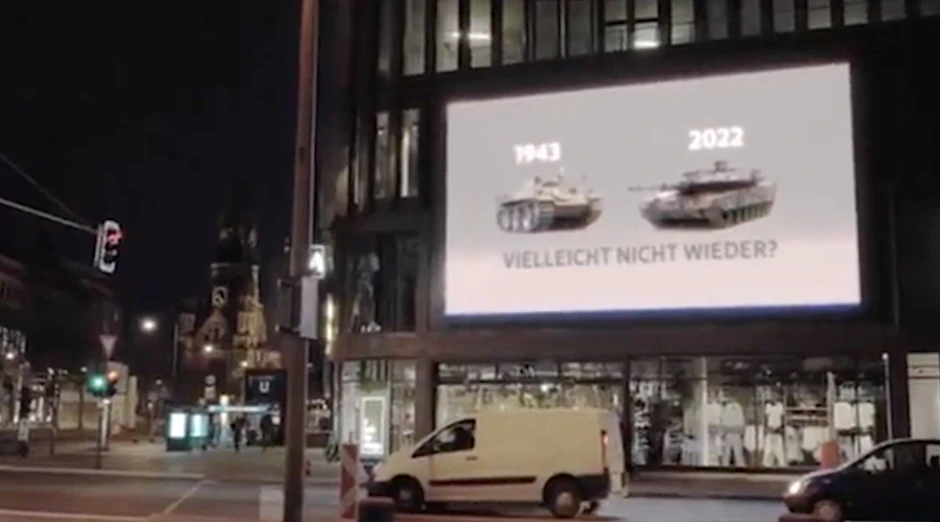 Das Panzer-Video auf der Werbetafel am Kudamm ist aller Wahrscheinlichkeit nach manipuliert.