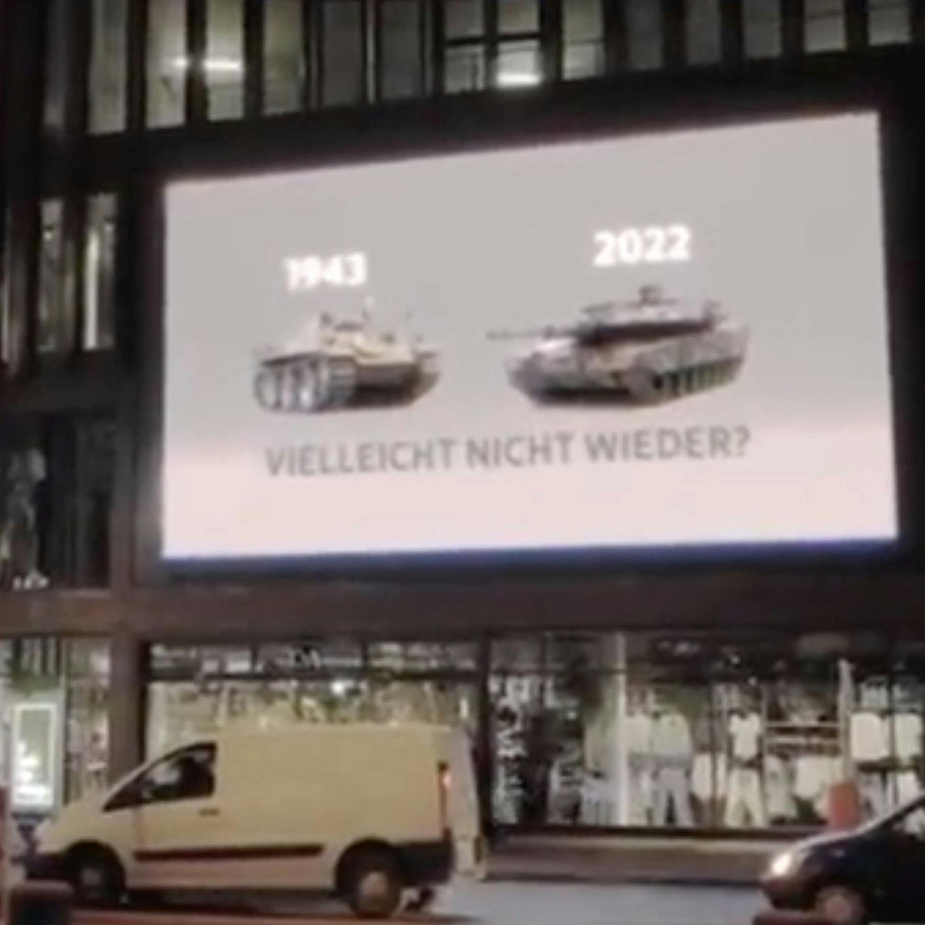 Russisches Propaganda-Video auf Werbetafel am Kudamm: Das steckt dahinter