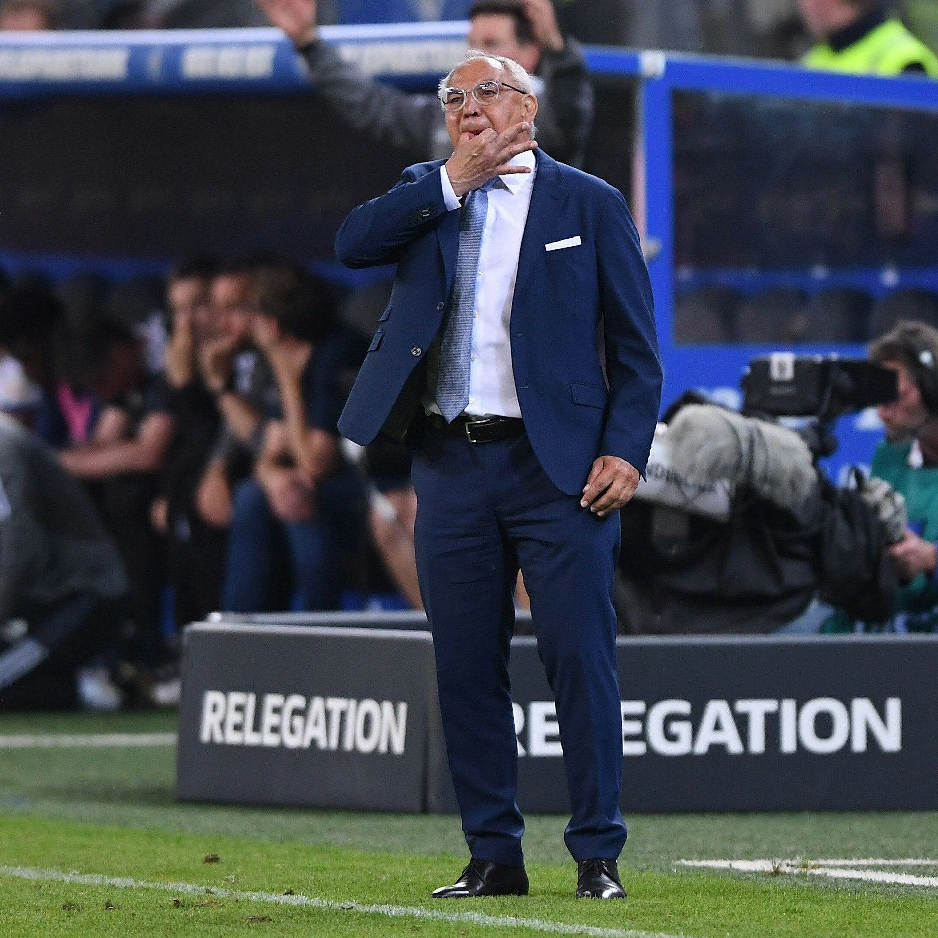 Trainer-Methusalem Felix Magath bekam für die Hertha-Rettung eine wohlverdiente Prämie. Doch der Klub pfiff schon da finanziell auf dem letzten Loch.