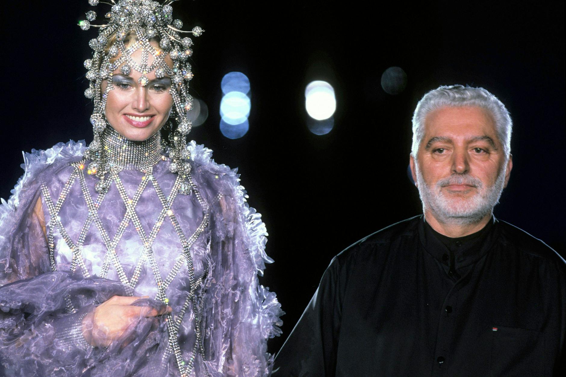 1999: Am liebsten arbeitete Paco Rabanne, hier auf einer Schau, mit modefremden Materialien.