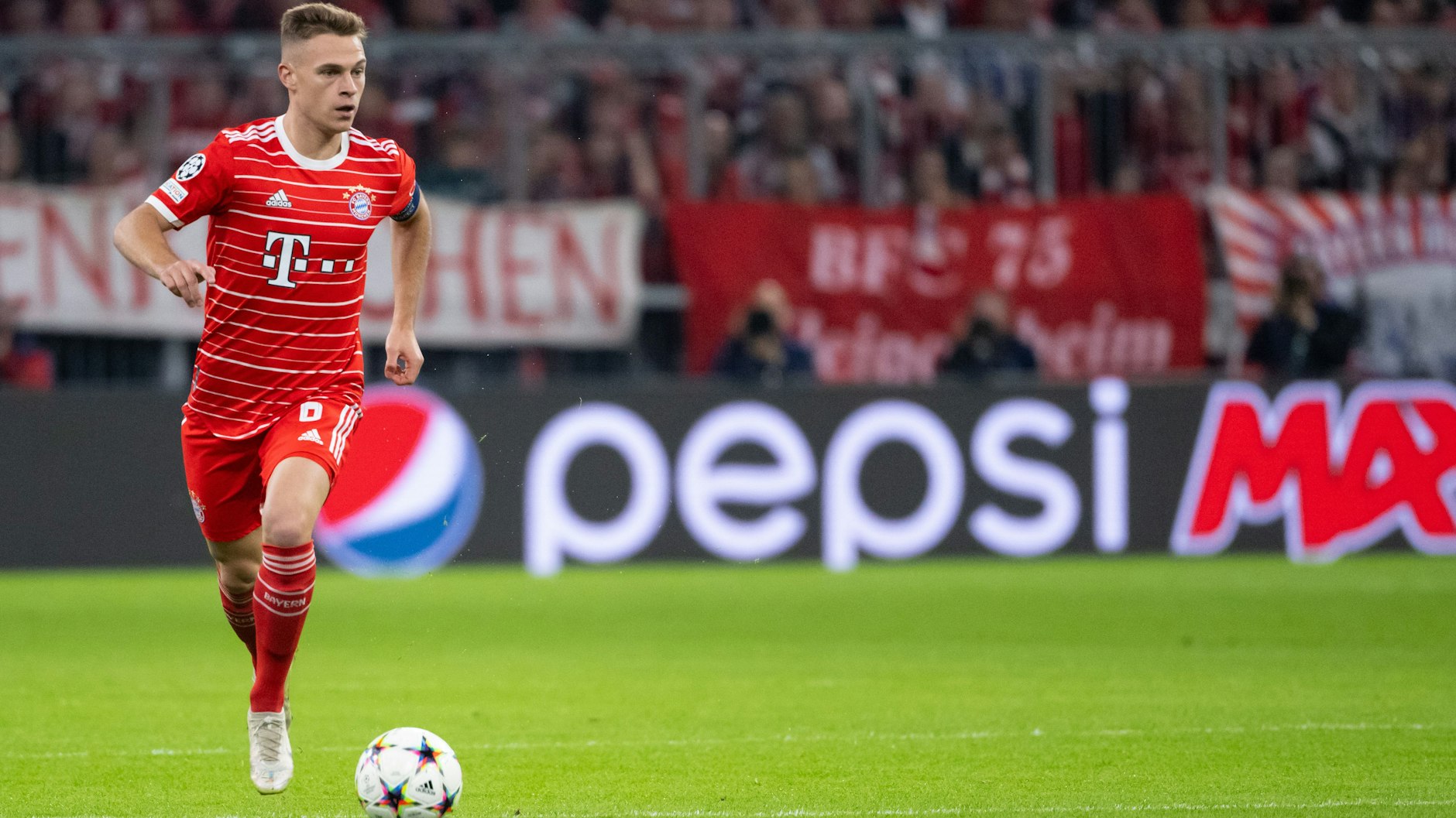 So kennen ihn die Fans eigentlich: Joshua Kimmich im Trikot von Bayern München.&nbsp;