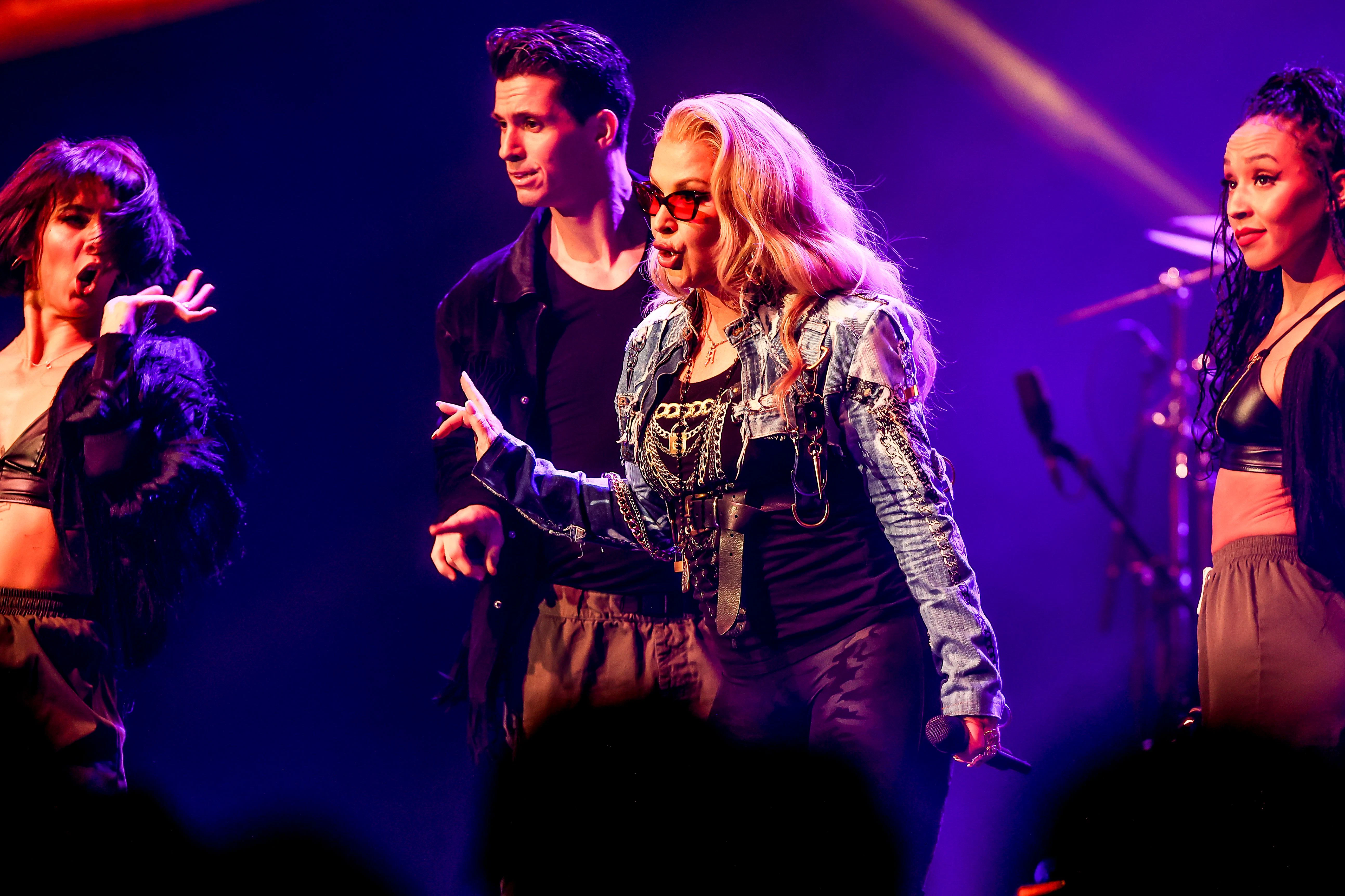 Stachelt die Fans an: Anastacia im Admiralspalast.