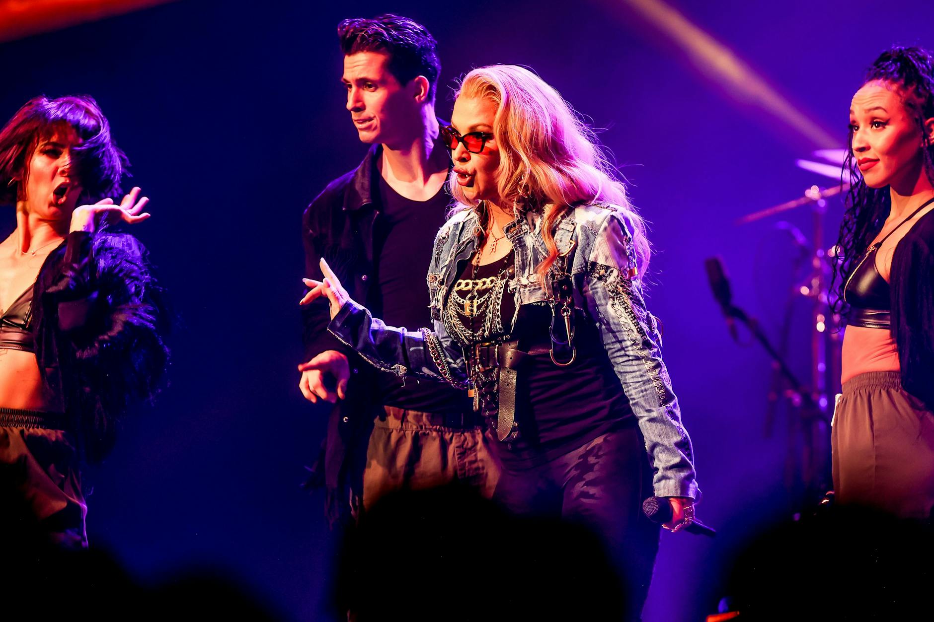Stachelt die Fans an: Anastacia im Admiralspalast.