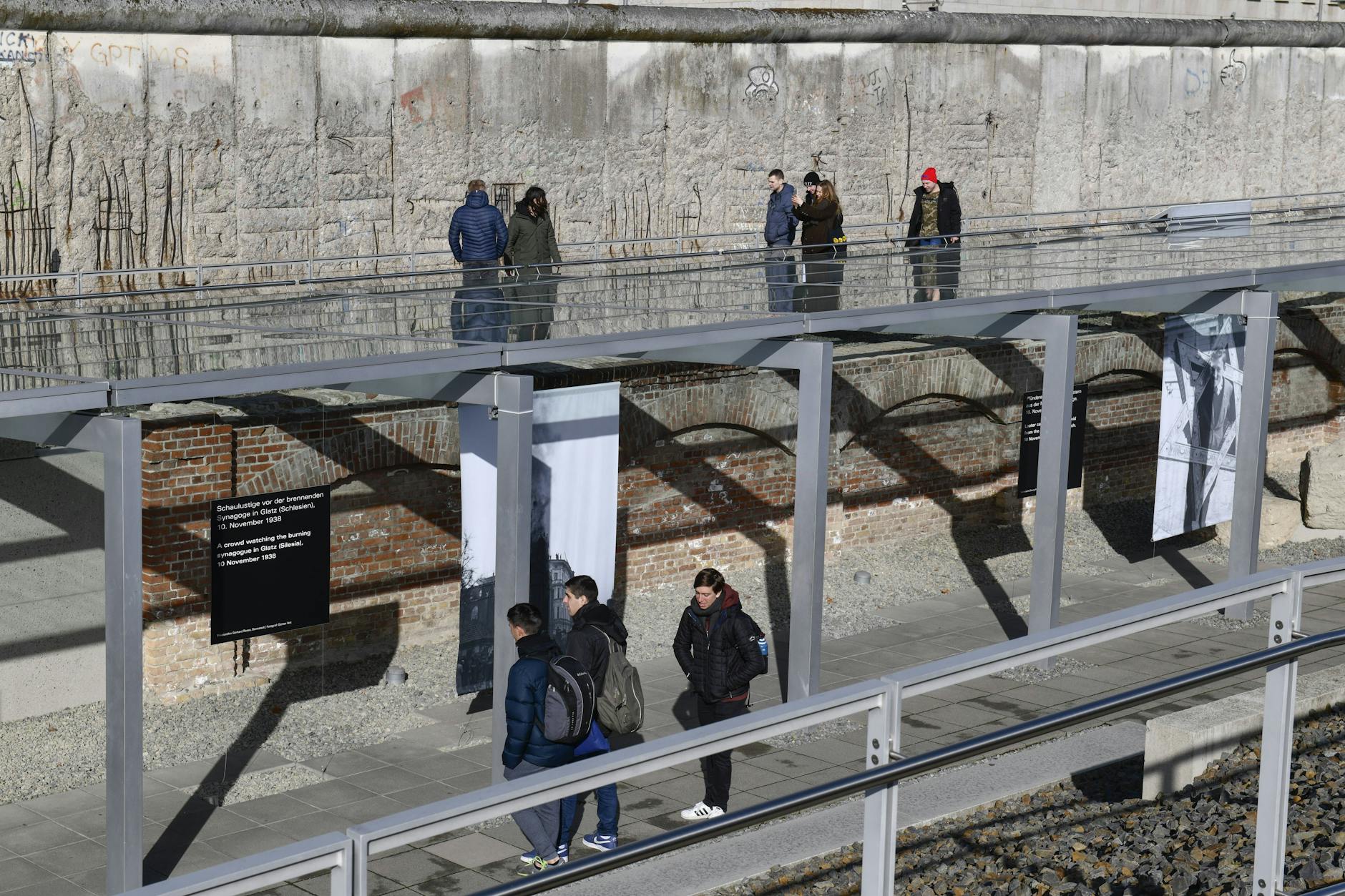 Besucher an der Topographie des Terrors