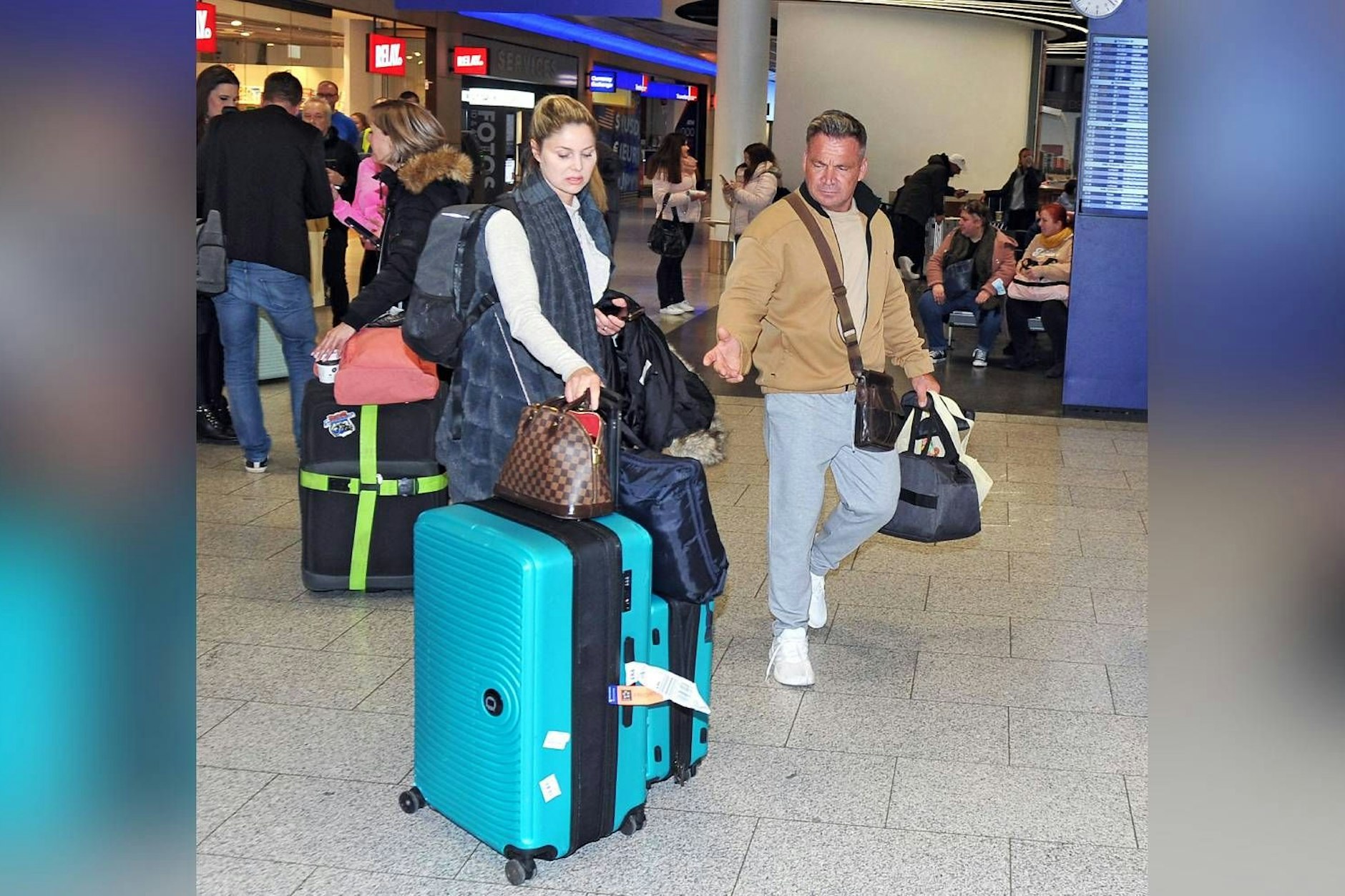 Peter Klein und Yvonne Woelke nach der Abreise aus dem Dschungelcamp am Frankfurter Flughafen.