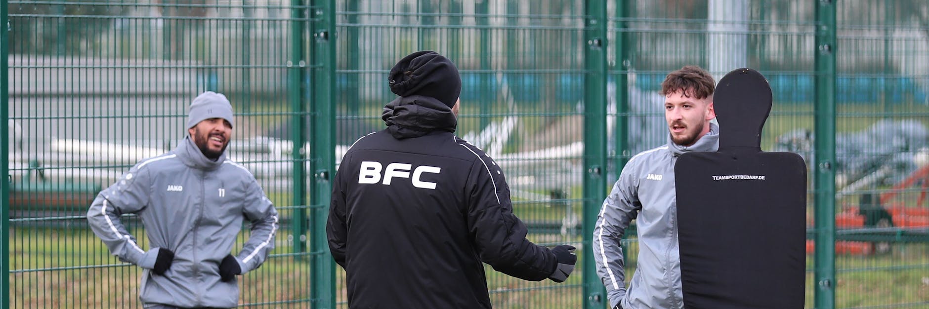 BFC-Trainer Heiner Backhaus im Gespräch mit seinen angeschlagenen Kickern Darryl Geurts (l.) und Cedric Euschen.