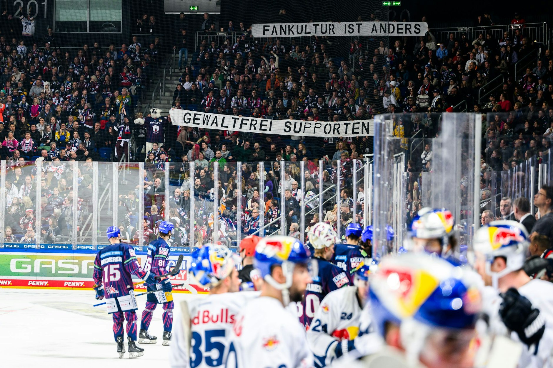 Das kommt an, da schauen auch die Eisbären-Profis hin: Die Fanclubs in der Gegenkurve wehren sich gegen aggressive Ultras in der Fankurve.