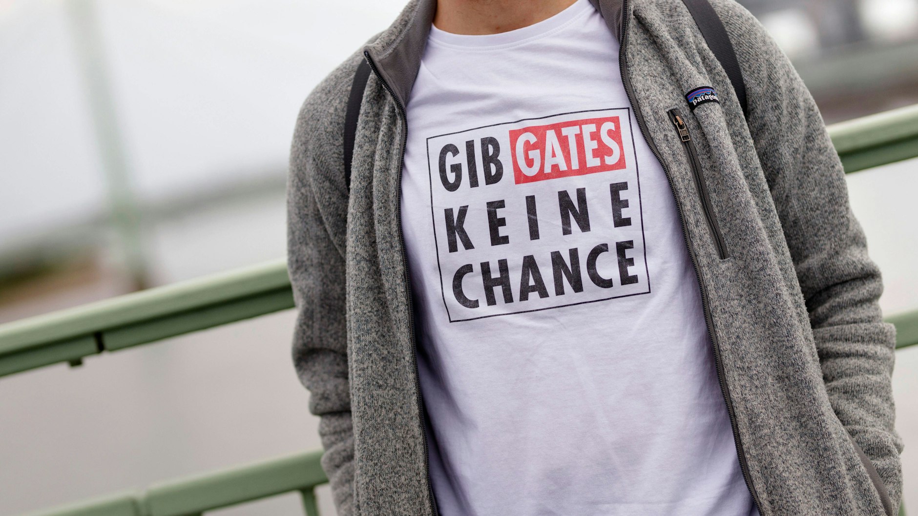 In Deutschland trugen zahlreiche Corona-Leugner auf ihren Demonstrationen Anti-Gates-Shirts.