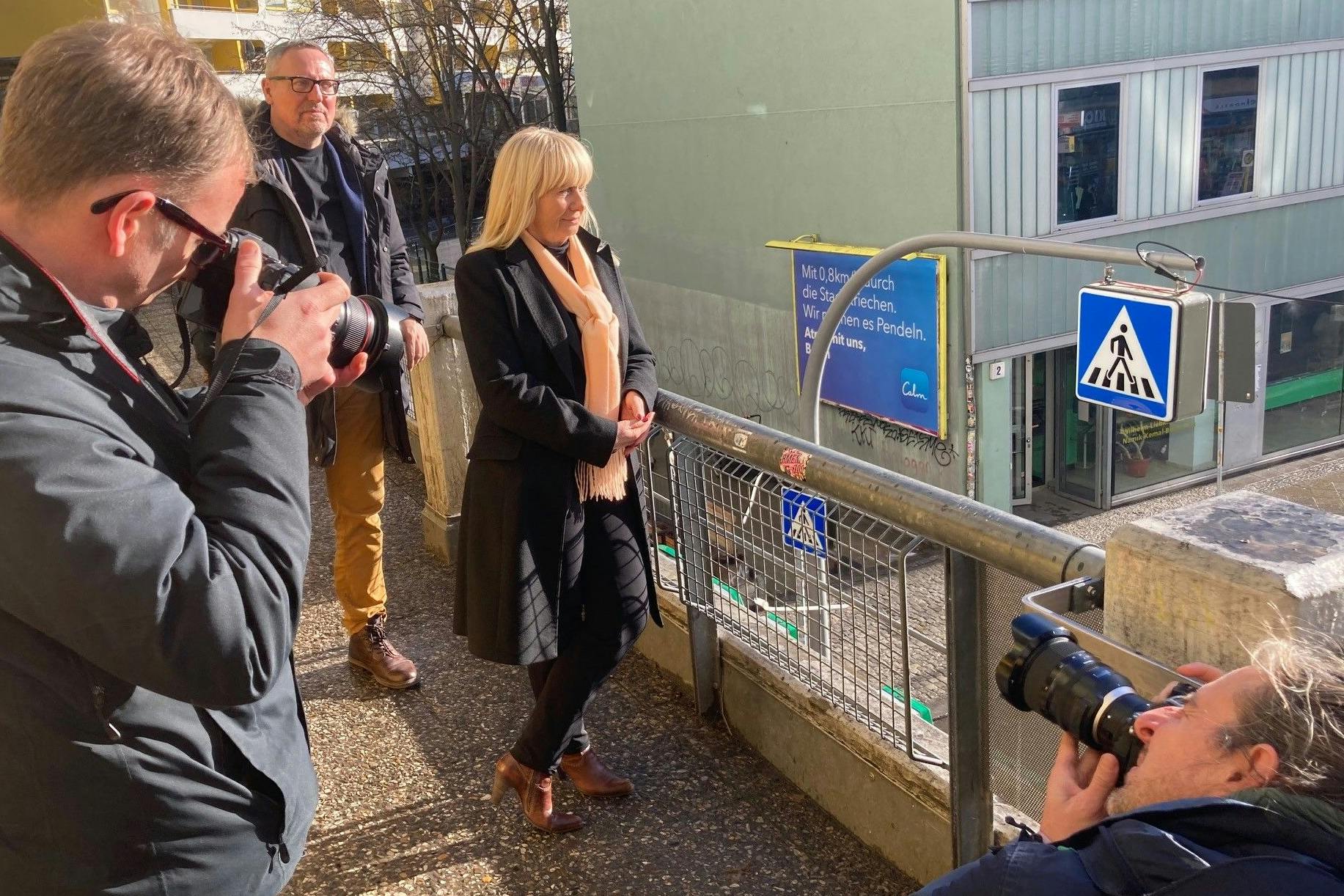 Berlins Innensenatorin Iris Spranger von der SPD schaut auf das Kottbusser Tor herab.