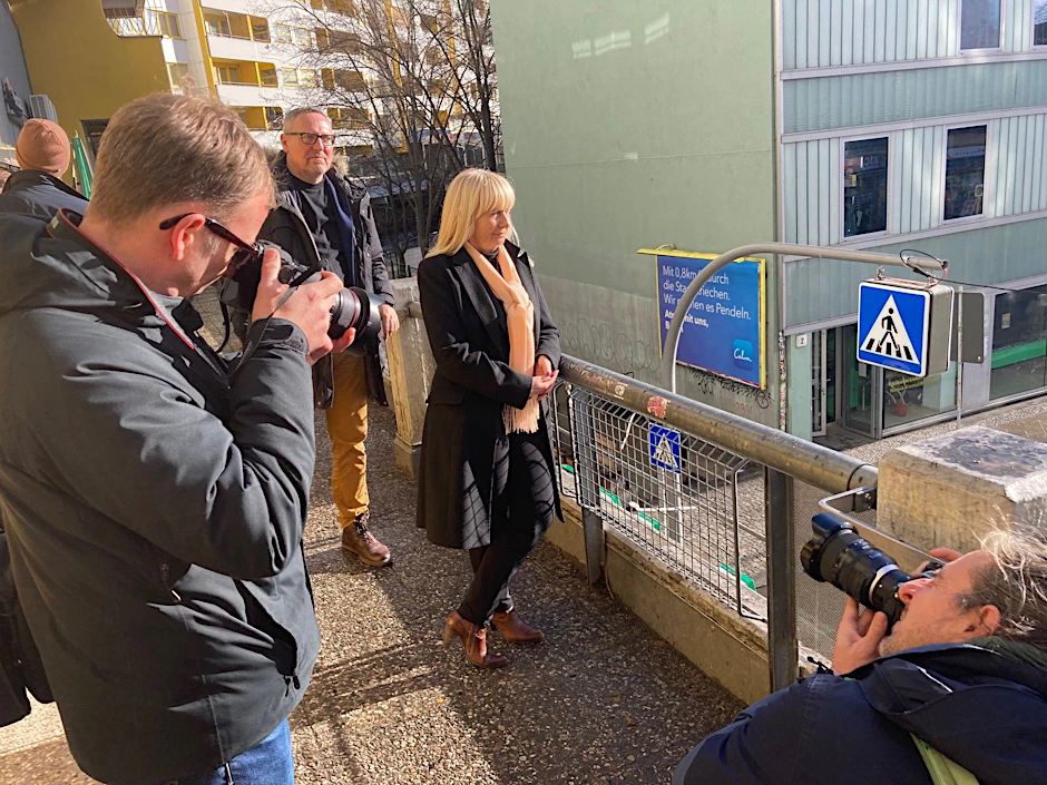 Berlins Innensenatorin Iris Spranger von der SPD schaut auf das Kottbusser Tor herab.