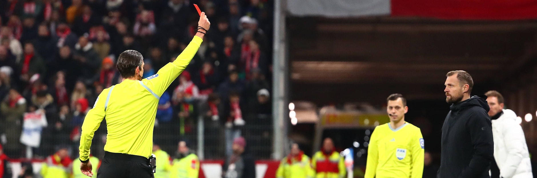 Schiedsrichter Deniz Aytekin zeigt dem Mainzer Trainer Bo Svensson die Rote Karte.