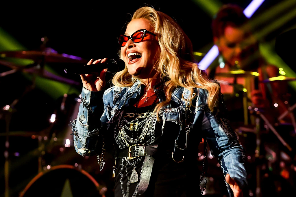 Anastacia im Admiralspalast: Aus der Country-Scheune ab in den Lametta-Club