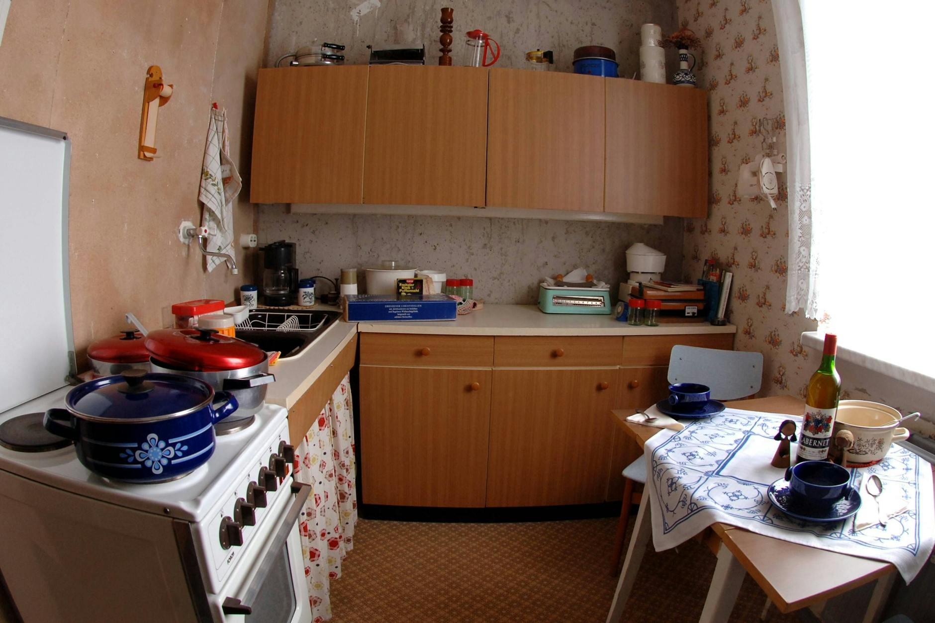 Da stimmt jedes Detail: Viel von dem Inventar der Hellersdorfer DDR-Museumswohnung haben Anwohner gespendet, so auch für die Küche.