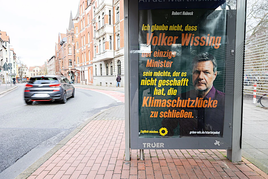 Ein gefälschtes Plakat der Partei Bündnis 90/Die Grünen an einer Bushaltestelle im Stadtteil Linden in Hannover. Wegen der Aktion hat die Partei Strafanzeige gestellt.  