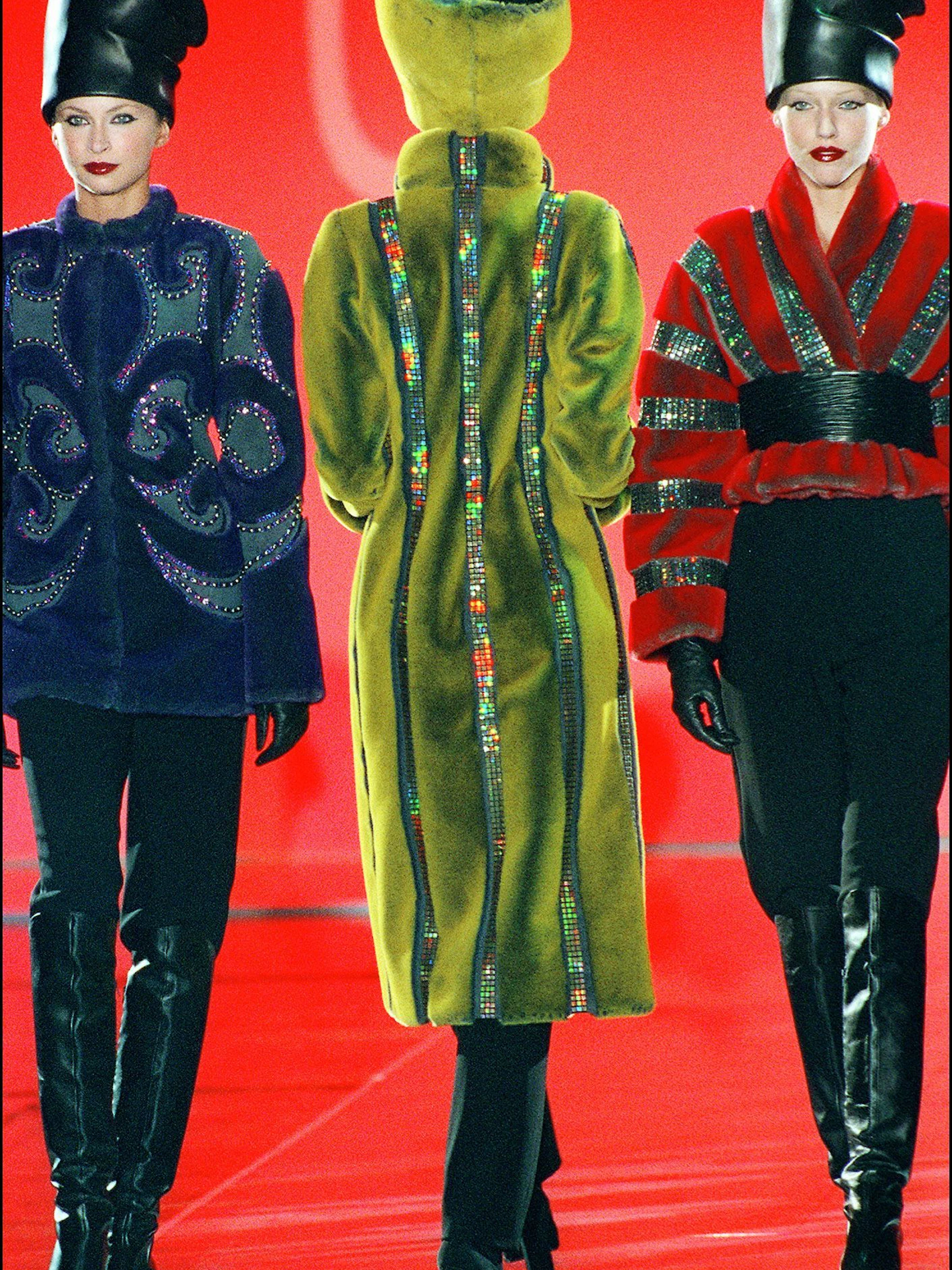 Models in der Rabanne-Kollektion für den Herbst/Winter 1998/1999.