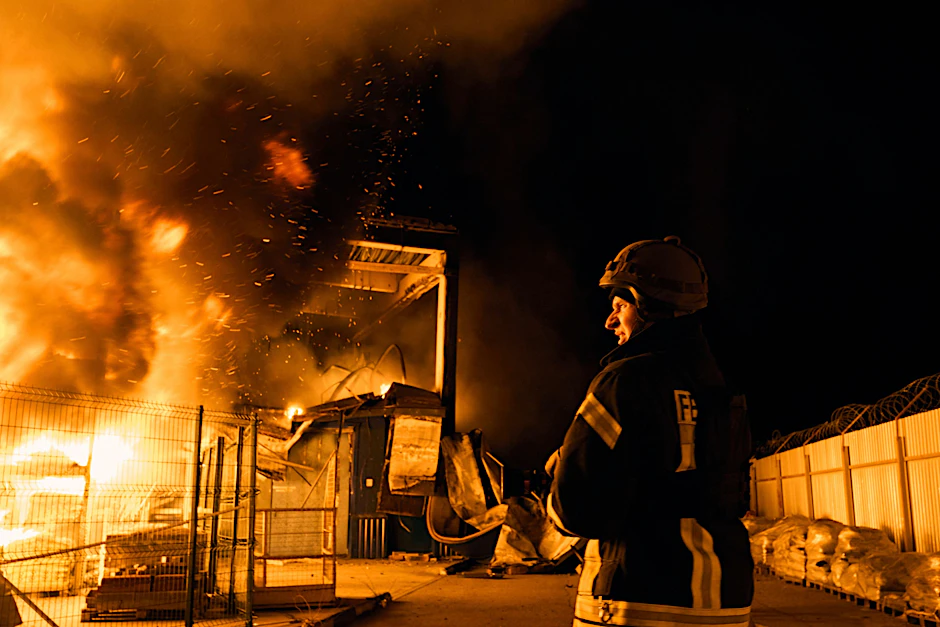 Feuerwehrleute des staatlichen ukrainischen Katastrophenschutzes löschen ein Feuer in Cherson, nachdem russischer Granatenbeschuss ein Einkaufszentrum getroffen hat.
