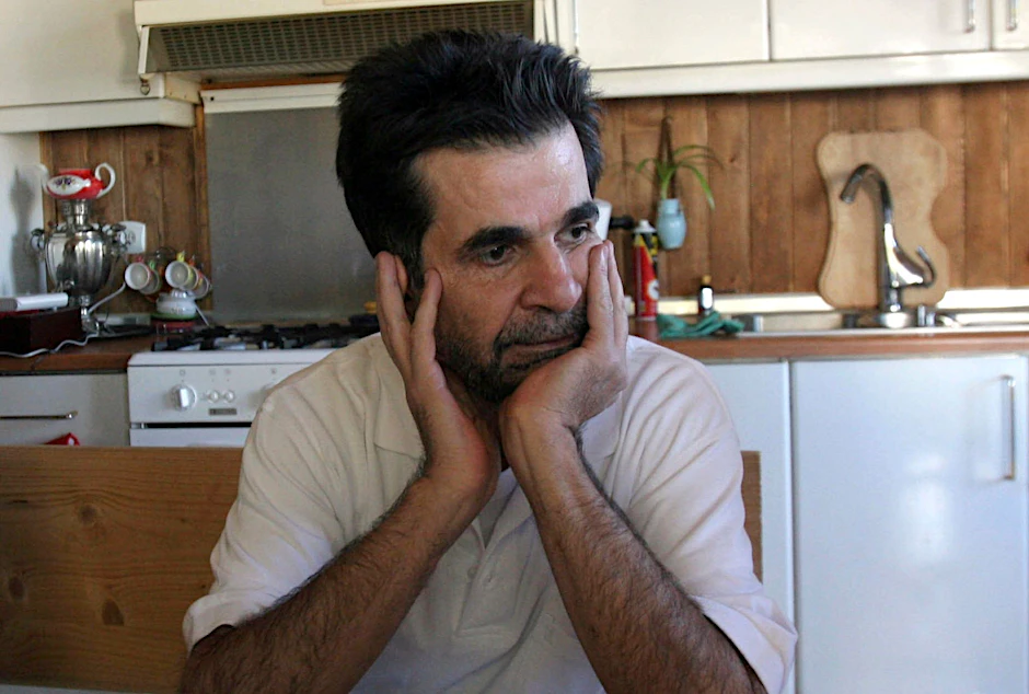 ARCHIV - Der iranische Filmemacher Jafar Panahi 2010 in seinem Haus.  