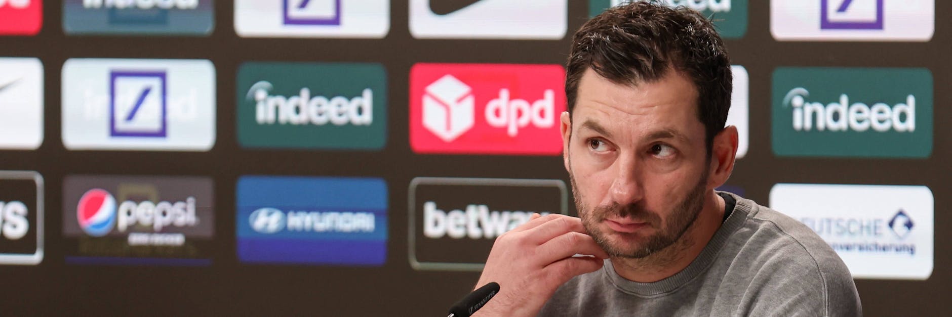 Herthas Trainer Sandro Schwarz gibt sich auch nach dem 0:3 in Frankfurt kämpferisch.