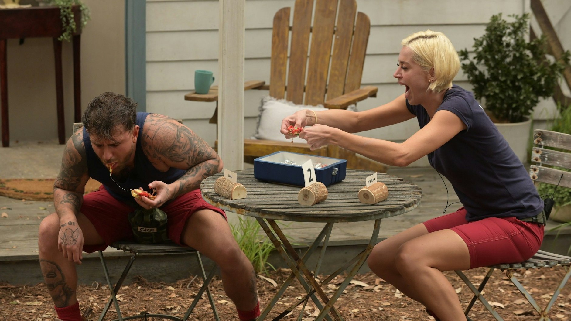 Nicht jedes Essen im Dschungelcamp war wirklich genießbar: Gigi Birofio und Verena Kerth in einer Essensprüfung.