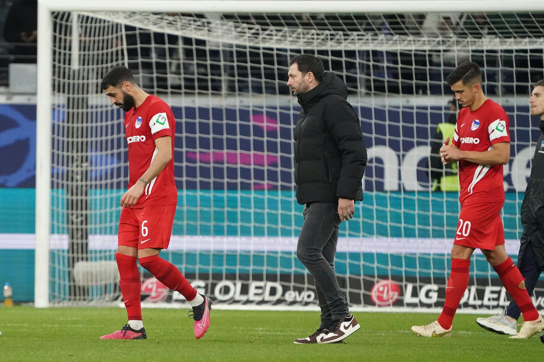 Ein leider gewohntes Bild: Herthas Trainer Sandro Schwarz muss seine Spieler nach dem Abpfiff aufrichten. Diesmal war es ein 0:3 in Frankfurt.