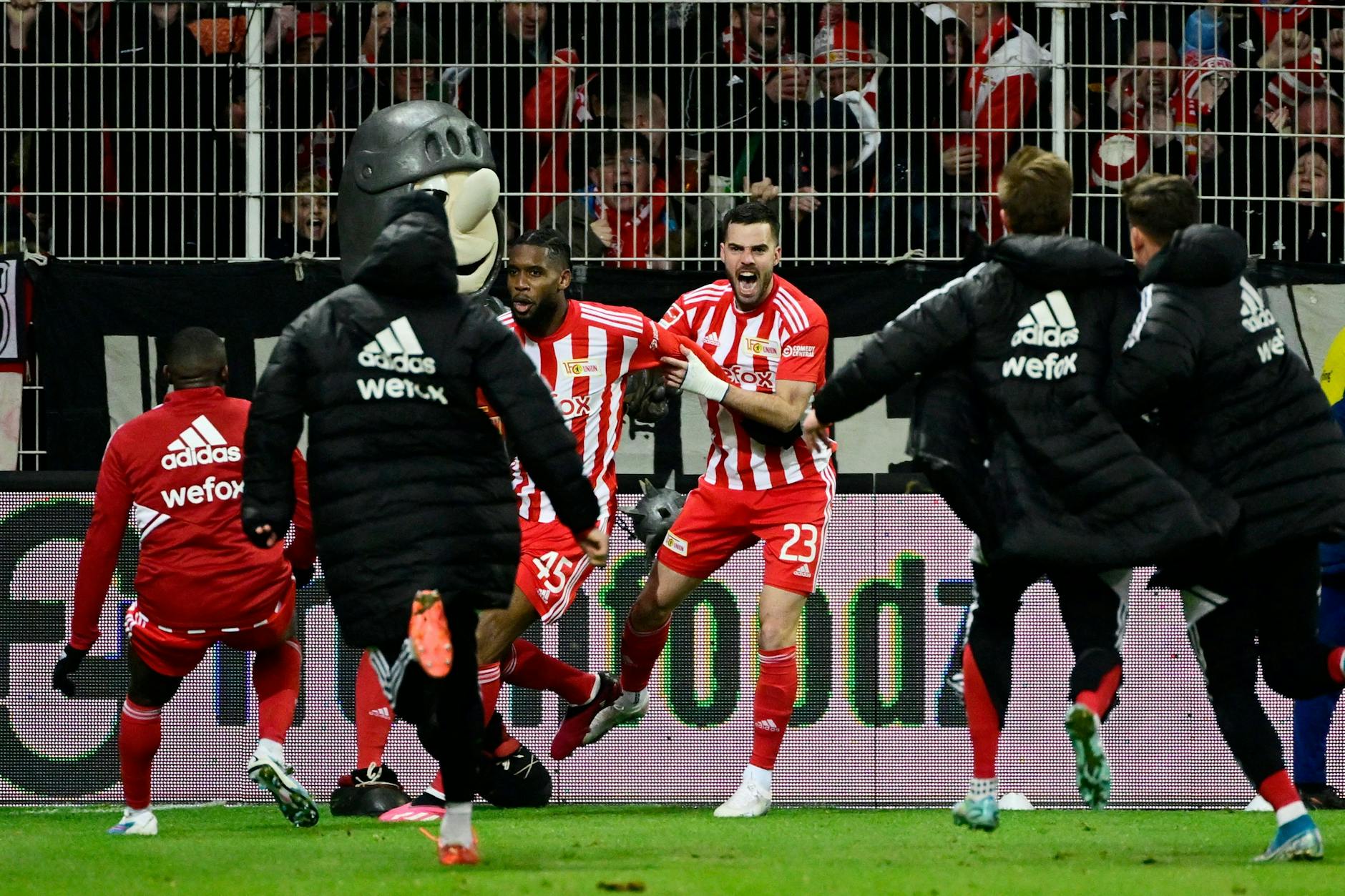 Ekstase im Stadion An der Alten Försterei: Jordan Siebatcheu (Nummer 45) wird nach seinem Siegtreffer gegen Mainz bejubelt.