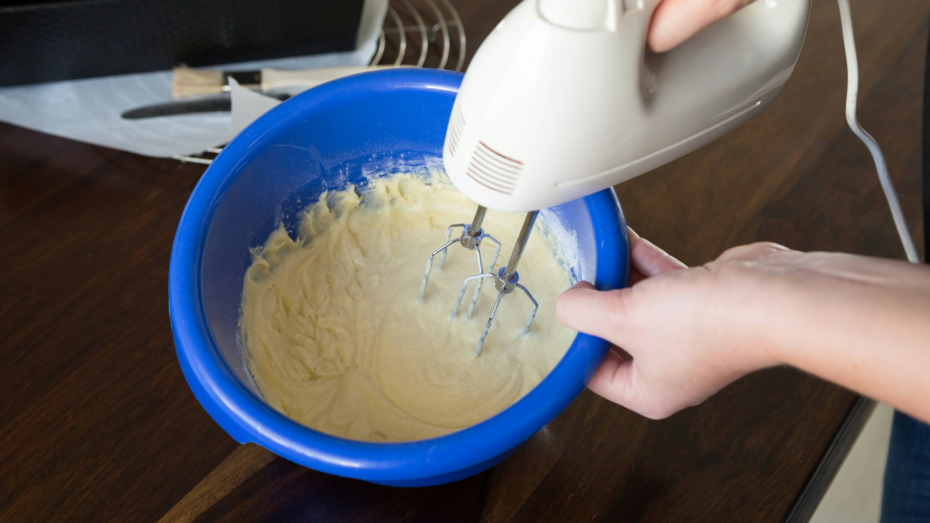 Die Basis für den Krawallkuchen ist ein leckerer Rührteig- Im Rezept aus der DDR erfahren Sie, wie man den Kuchen macht.