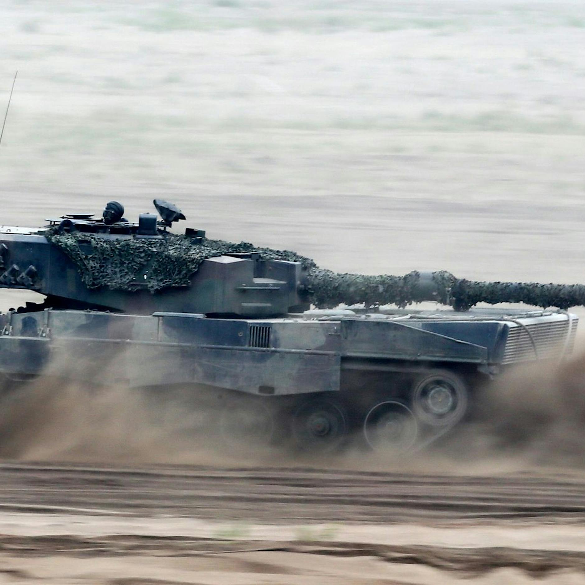 Faktencheck: Panzer-Video auf Berliner Werbetafel ist Fake